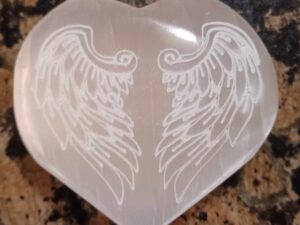 Celenit hjerte med englevinger