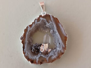 Geode vedhæng med bjergkrystal