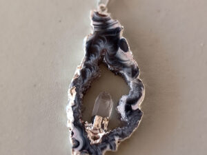 Geode vedhæng med bjergkrystal